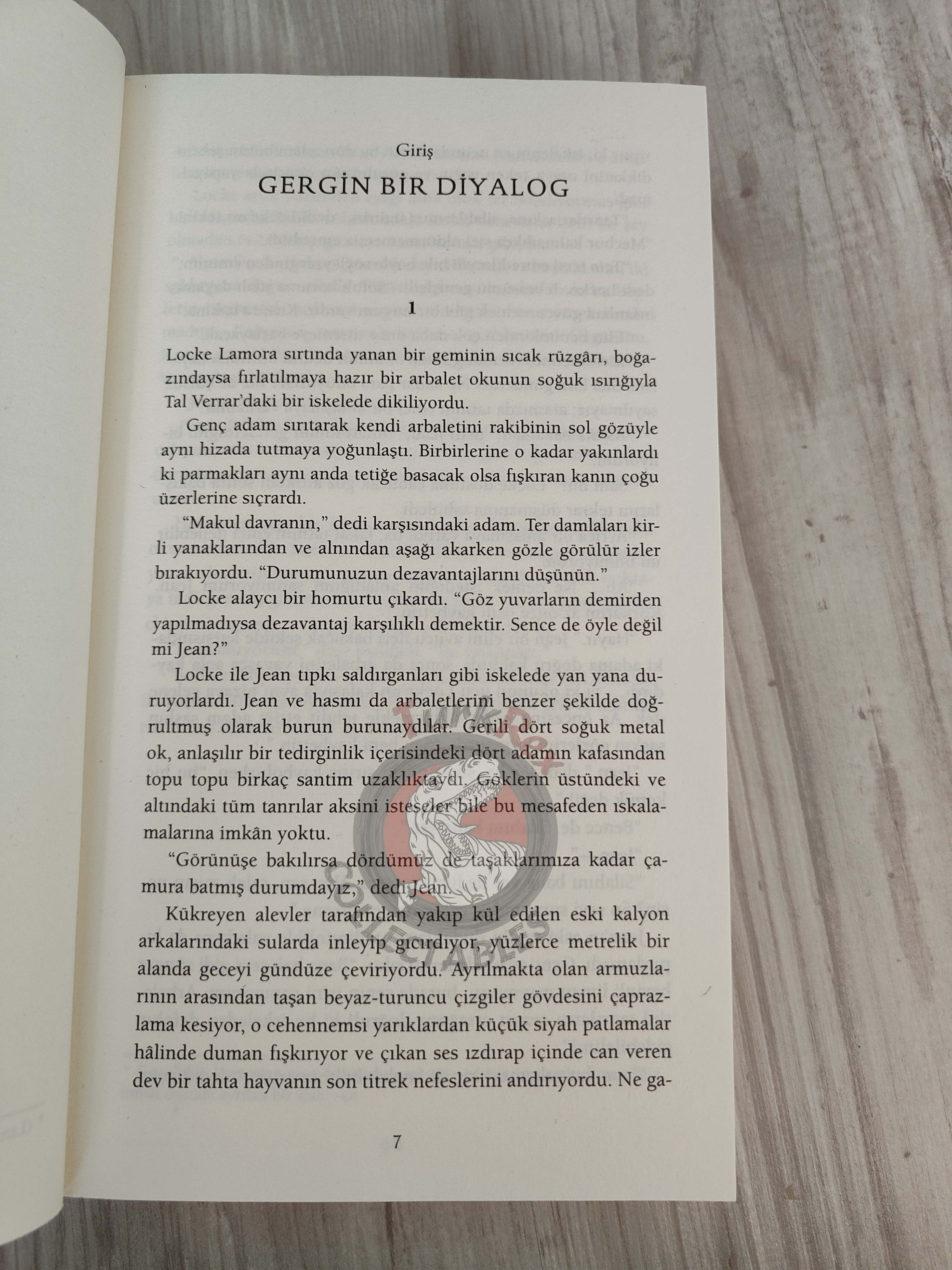 Scott Lynch – Red Seas Under Red Skies 2015 1st Turkish Book Turkey Gentleman Bastard