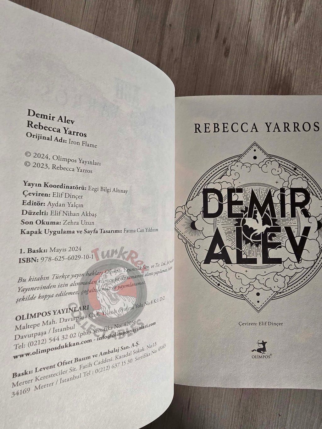 Rebecca Yarros –  Iron Flame 2024 1st HC/DJ Turkish Book Turkey Sprayed edges