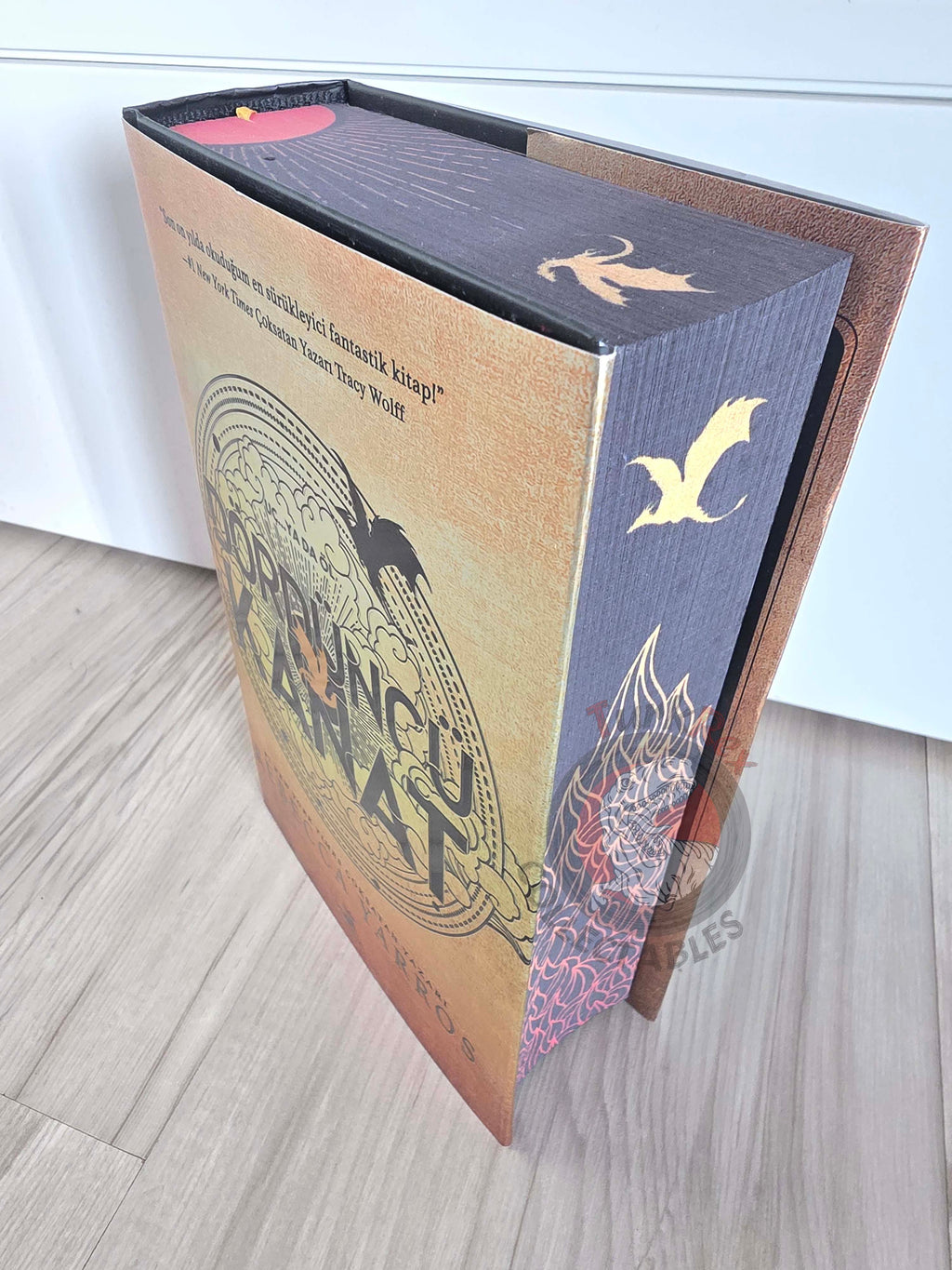 Rebecca Yarros – Fourth Wing 2023 1st HC/DJ Turkish Book Turkey Sprayed edges